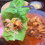 ぷりぷりのイイダコのチュクミ　サンチュに包んでもやしナムルも一緒に