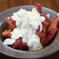 自家製タルタルが絡み合うヤンニョムチキン