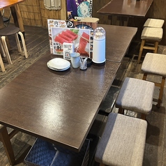 みんなでワイワイ楽しめるテーブル席。気の合う仲間との飲み会やご家族でのお食事にもぴったりです。
