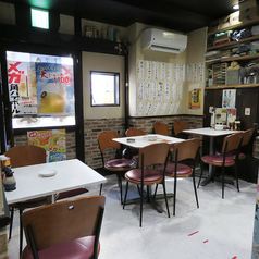 テーブル4名席×2つ、2名席×1つ