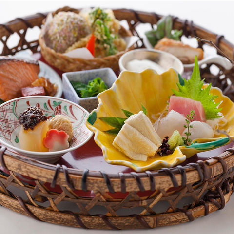 四季を彩る千波湖畔、落ち着いた雰囲気の中で和食の粋をお楽しみください