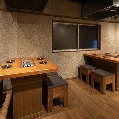 グループで楽しむならテーブル席へ。程よくプライベート感がありつつ、店内の賑やかさも感じられる絶妙なレイアウトで、宴会にも最適です。