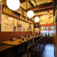 ゆったりとくつろげるテーブル席をご用意しております。人数に合わせて席を結合することも可能となっております。
