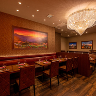 シャンデリアの輝きで包まれた贅沢なダイニング空間