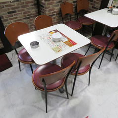 テーブル4名席×2つ、2名席×1つ