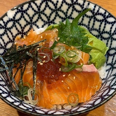 サーモンとアボカドのイクラ掛け丼