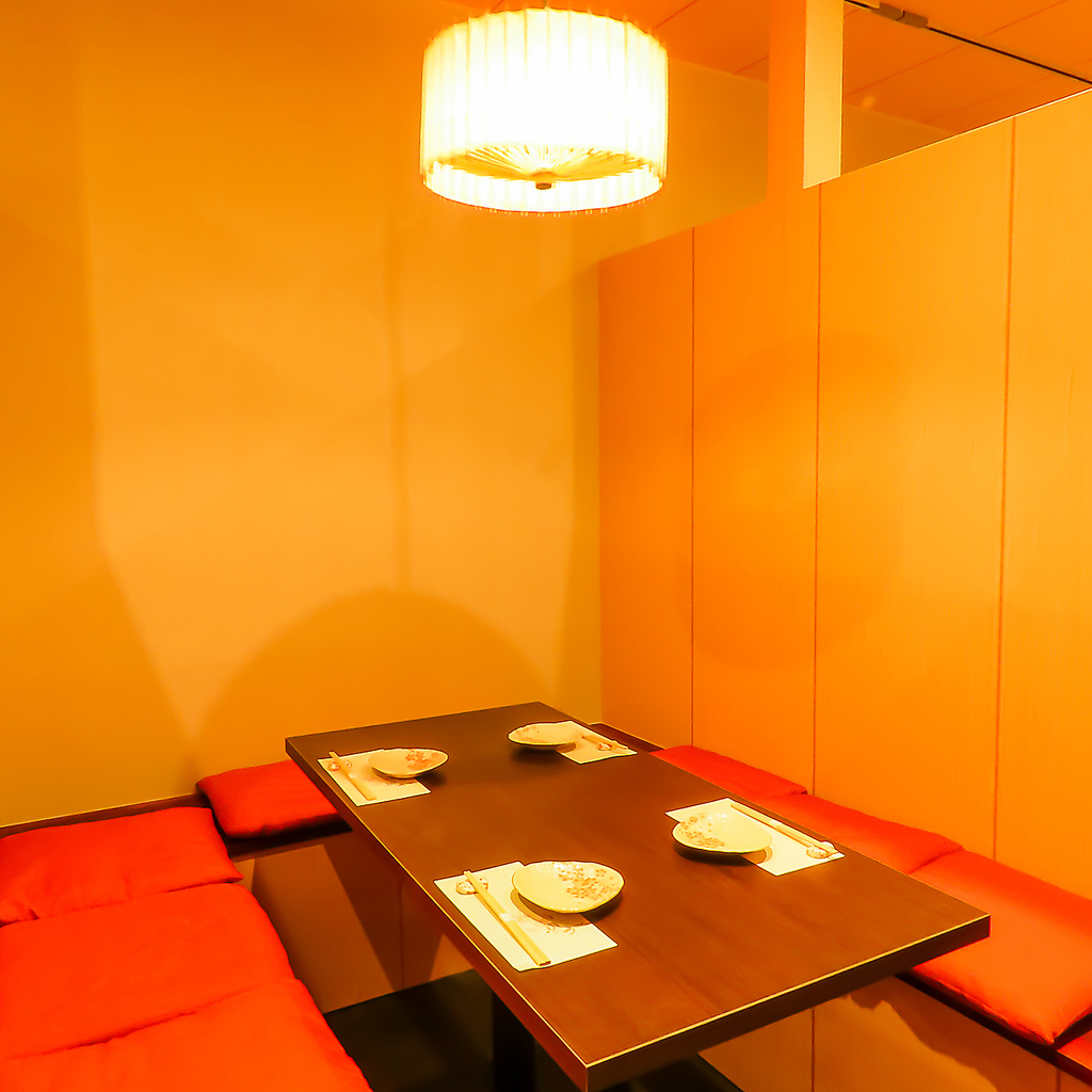 和の要素が取り入れられつつ、洗練されたモダンなデザインやシンプルなインテリアが落ち着いた店内