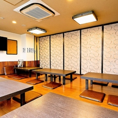 少人数でもご利用いただけるテーブル席もご用意しております。友人との楽しい食事会や、接待などで是非ご利用くださいませ。