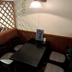 オープンキッチンから少し離れた半個室のテーブル席になります！２名様からご利用いただけます！今日は落ち着いた雰囲気でゆっくりお食事を楽しめます！