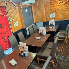 店内テーブル席。人数によりレイアウト変更もしておりますので、お気軽にご相談くださいませ。