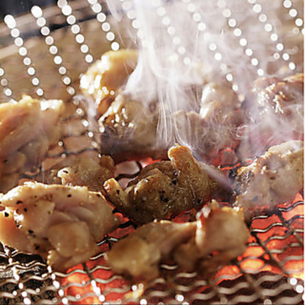 炭火焼きにこだわった国産和鶏の炙り焼きなどが食べ放題