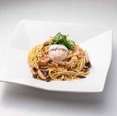 きのことベーコンの和風カルボナーラ（サラダ付き）