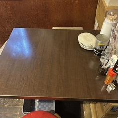 みんなでワイワイ楽しめるテーブル席。気の合う仲間との飲み会やご家族でのお食事にもぴったりです。