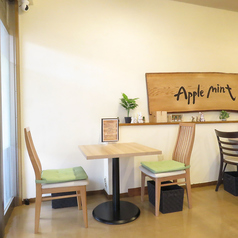 店内奥にある落ち着いた2名席は、カップルにぴったりの空間。柔らかい照明と温かみのあるインテリアが、ゆったりとした時間を演出します。ディナーでのデートや特別な記念日など、二人だけの会話を楽しみながら、こだわりの料理とお酒をゆっくり味わえる席です。