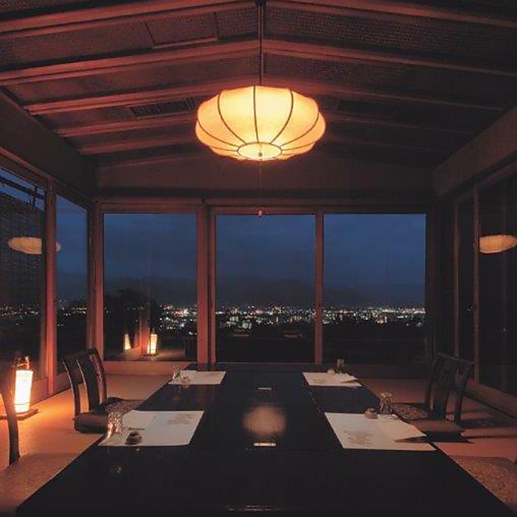 夜のご会席では善光寺の美しい夜景を一望できる空間で忘れられない特別なひとときをお過ごし頂けます