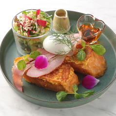 フレンチトーストプレート【ベーコン・ポーチドエッグ・京野菜サラダ・ドリンク付き】