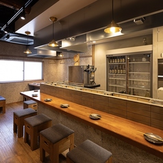 バル風のインテリアで統一された店内は、デートや女子会にぴったり。気軽に訪れやすいのに、本格的な料理が楽しめるギャップも魅力の一つです。