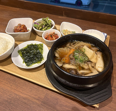 黒毛和牛すじ肉とキノコのスープ定食