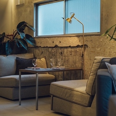 4名様掛けのソファ席は心地よい空間で、自然と会話が弾む雰囲気を演出します。大人のカジュアルな集まりに、ふさわしい環境で、心温まる時間を過ごせること間違いなし！ゆったりとしたスペースで美味しいワインを味わってください♪