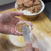 自家製の小龍包は一つ一つ丁寧に作り上げる大人気料理です！