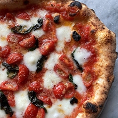 ドック(トマトソース・水牛のモッツァレラ・ミニトマト・バジル)