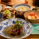 当店では、本格和食のコースをご用意しております。新鮮な旬の食材を使用し、職人が心を込めて丁寧に仕上げた料理の数々をお楽しみいただけます。季節ごとの特別メニューや、定番のお料理を取り入れたコースは、目でも舌でも楽しめる内容です。