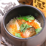 当店名物【土鍋ごはん】はぜひ食べていただきたい一品！土鍋で炊いたご飯と豪華な具の味わいは絶品★