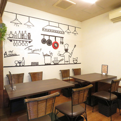 4名用テーブル席は、家族や友人との食事にぴったり。テーブルをつなげればママ会や宴会にも対応可能です。シェフ自作の木の絵や写真が飾られた店内で、料理やお酒を囲みながら、温かく楽しい時間をゆったりと過ごせます。