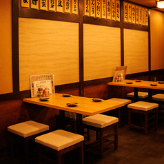 2～4名様までご利用可能なテーブル席！座面の低い木製ツールと無垢材のテーブルが、居心地の良さを一層引き立てます！当日予約・席のみ予約も承っておりますのでお気軽にご来店ください！