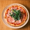 料理メニュー写真&nbsp;ロースハムとサラダのピッツァ　Sサイズ（2名様向け）