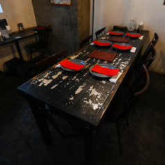 木の温もりが感じられ、落ち着いた照明の中でお食事をお召し上がりいただけます。伝統的な装飾もお楽しみください。