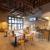 海外のビストロを思わせるおしゃれな店内