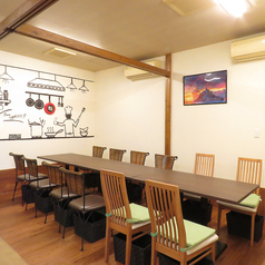 16名様から貸切可能で、宴会やパーティーに最適です。コース料理も豊富にご用意しており、集まりの目的や人数に合わせて楽しめます。アットホームな空間で、料理とお酒を囲みながら、思い出に残るひとときをお過ごしください。