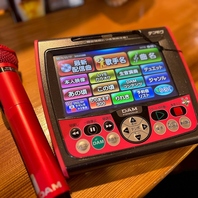 一緒に歌って楽しむ、活気ある店内