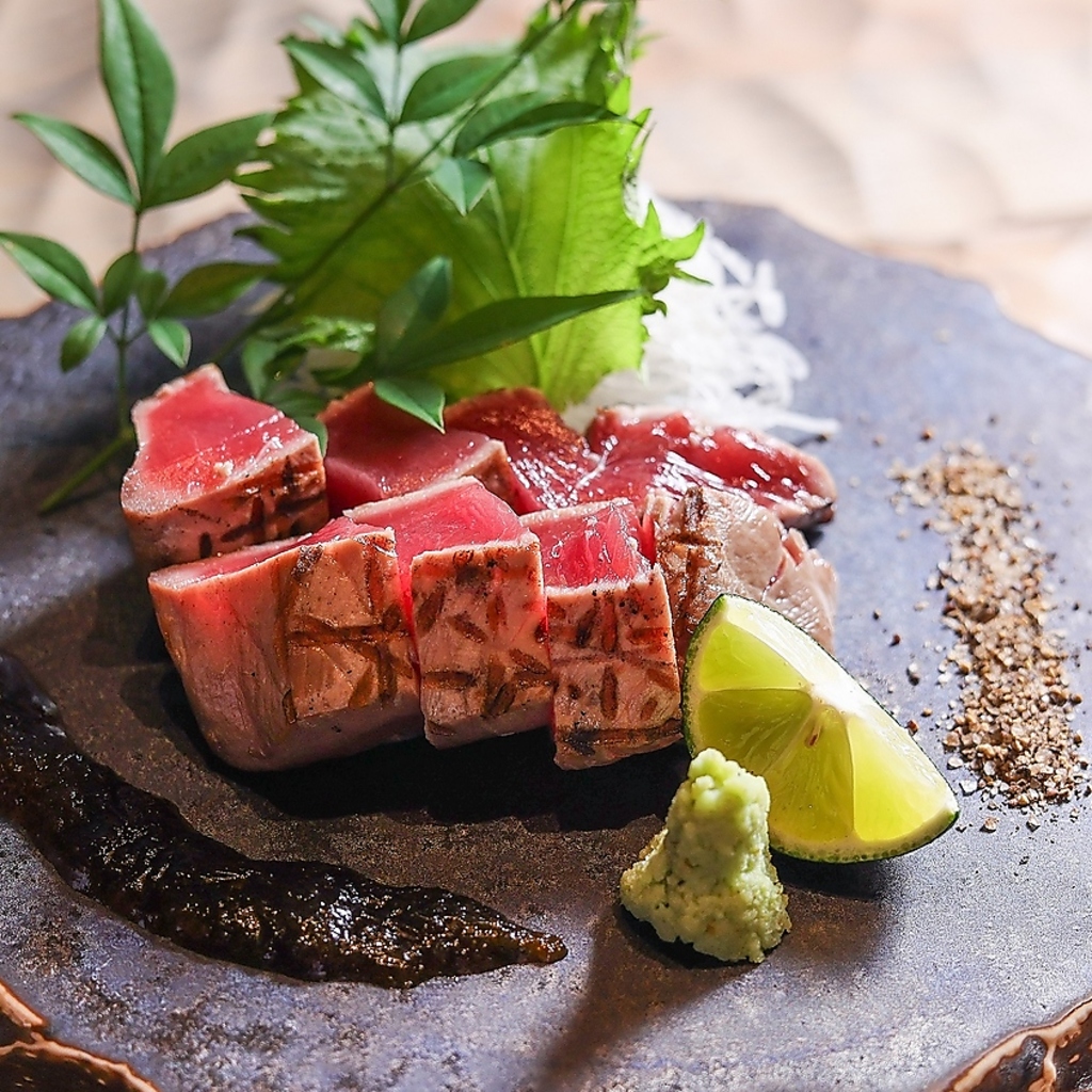 藁焼き料理が自慢！クロマグロの表面を藁で炙った香り高い藁焼き刺身は当店イチオシメニューです！