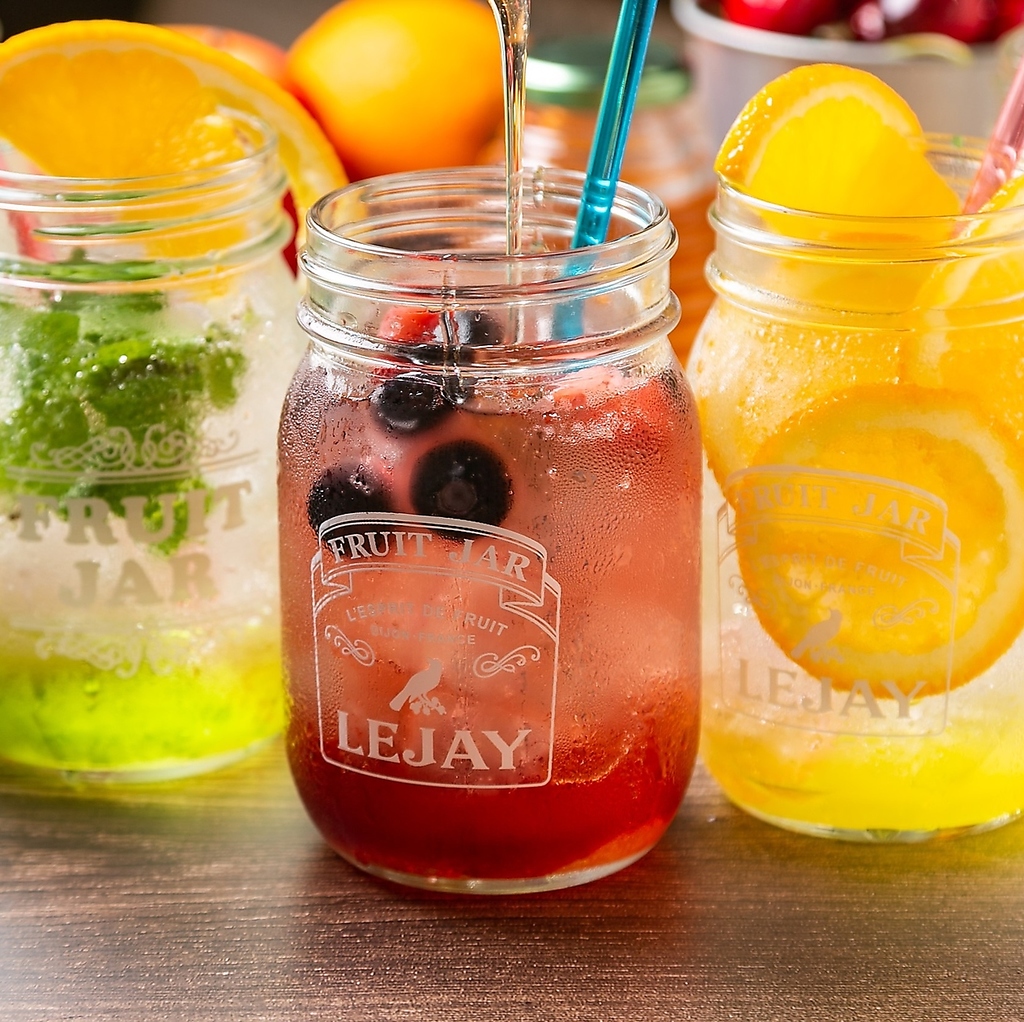 果実がたっぷり詰まった生カクテル。目にも鮮やかで爽快な一杯をどうぞ。