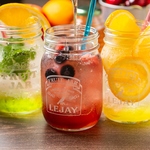 果実がたっぷり詰まった生カクテル。目にも鮮やかで爽快な一杯をどうぞ。