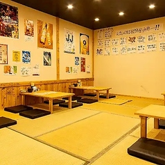 【お座敷席：2～22名様】足を伸ばしてくつろげる♪落ち着いた雰囲気が魅力的！足を伸ばして、まるで自宅のようにおくつろぎいただけるお座敷席は大人気です！古き良き昭和を思い起こさせる内装は、ノスタルジックな気持ちに浸ることができます。会社の宴会やご友人同士での飲み会など、さまざまなシーンでご利用ください。