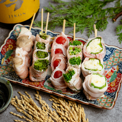人気の野菜巻き串!新鮮野菜を豚肉で巻き、香ばしく焼き上げたヘルシーで彩り豊かな逸品。