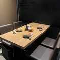 3名様～半個室可能◎落ち着いた灯りが心地よく照らすスタイリッシュな店内は、木目のテーブルと黒を基調とした空間が大人の雰囲気を演出。広々としたレイアウトで、少人数からグループまでゆったり過ごせます。デートや友人との食事はもちろん、仕事帰りの一杯にも最適な上質でリラックスできるダイニング空間です。