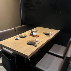 3名様~半個室可能◎落ち着いた灯りが心地よく照らすスタイリッシュな店内は、木目のテーブルと黒を基調とした空間が大人の雰囲気を演出。広々としたレイアウトで、少人数からグループまでゆったり過ごせます。デートや友人との食事はもちろん、仕事帰りの一杯にも最適な上質でリラックスできるダイニング空間です。