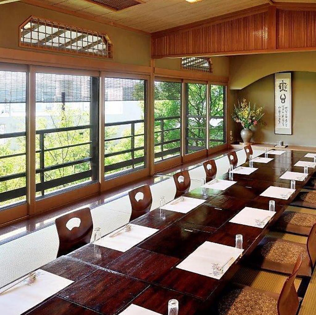 本館の宴会特別会席は最大40名様まで承れます。四季折々の風情を感じられる極上の空間でお寛ぎ下さい