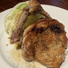 骨付き鶏もも黒コショウ焼き