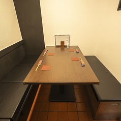 少人数での飲み会や各種宴会にもご利用いただけるテーブル席。