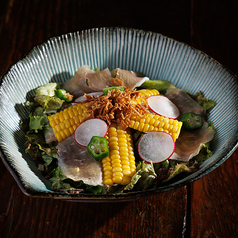 季節の野菜と鶏の生ハムサラダ