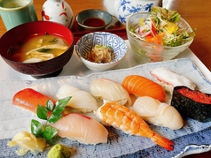 握り寿司と小鉢と赤出汁のセット