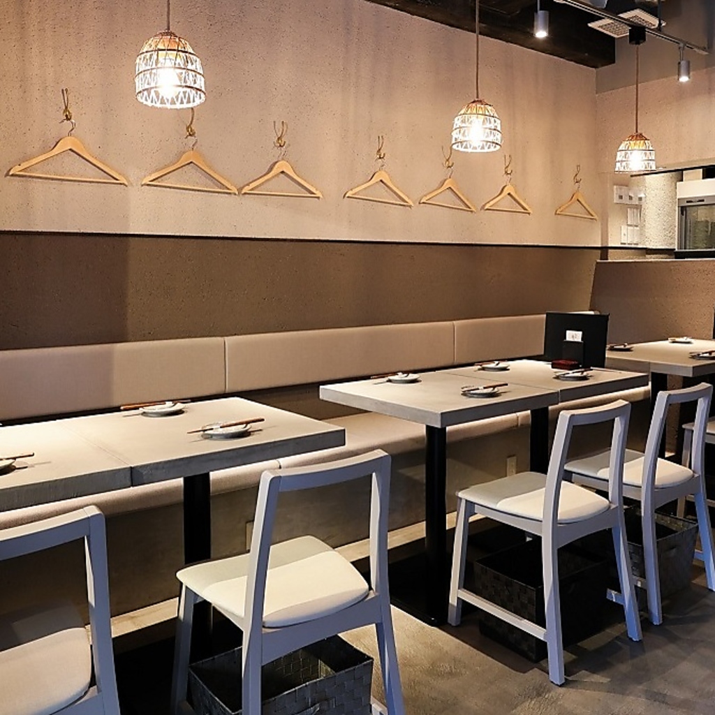 カウンター席やテーブル席、個室席まで席種類が豊富！最大36名様までの団体利用にも対応しています！