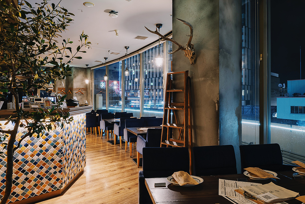 イタリアシチリア島をイメージした空間のダイニング席。　全席窓際席で落ち着いてお過ごし下さい