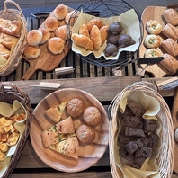 ランチは自家製パン食べ放題☆