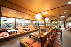 ‐開放感あふれる店内で、庭を眺めながらゆったりと寛ぐ和の空間。